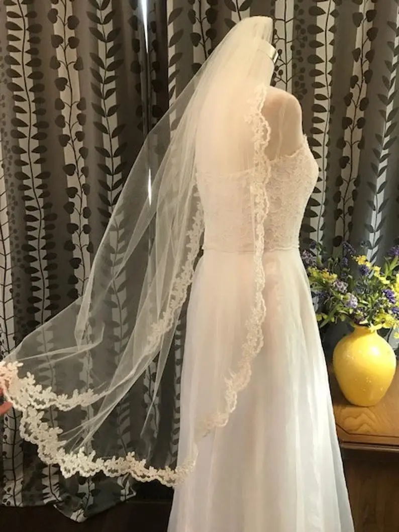 1-Tier Bridal Veil , Lace Veil Alencon Lace Trim Wedding Veil White / Ivory / Champagne Metal Comb