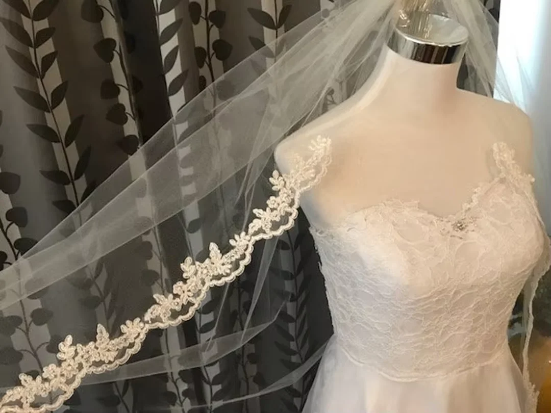 1-Tier Bridal Veil , Lace Veil Alencon Lace Trim Wedding Veil White / Ivory / Champagne Metal Comb - Image 4