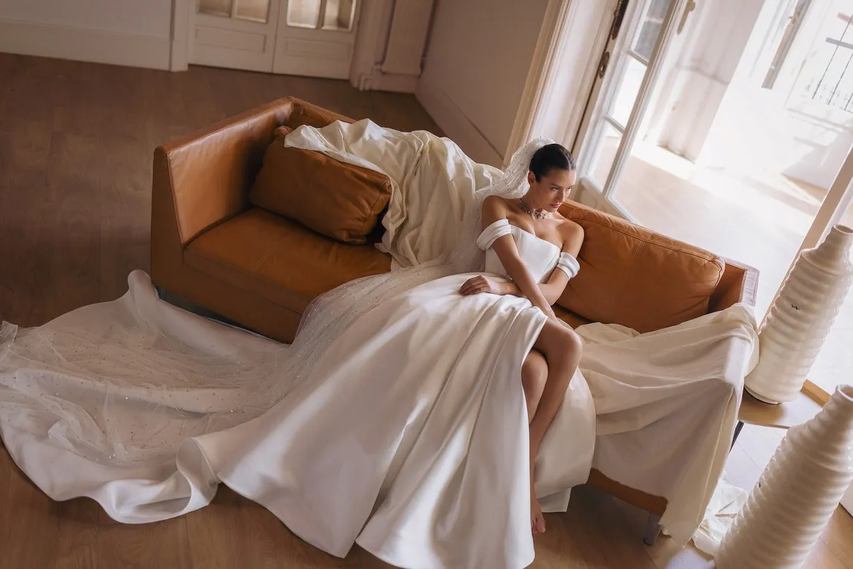 straight neckline cold-shoulder corset dress with voluminous smooth split skirt. - Image 3