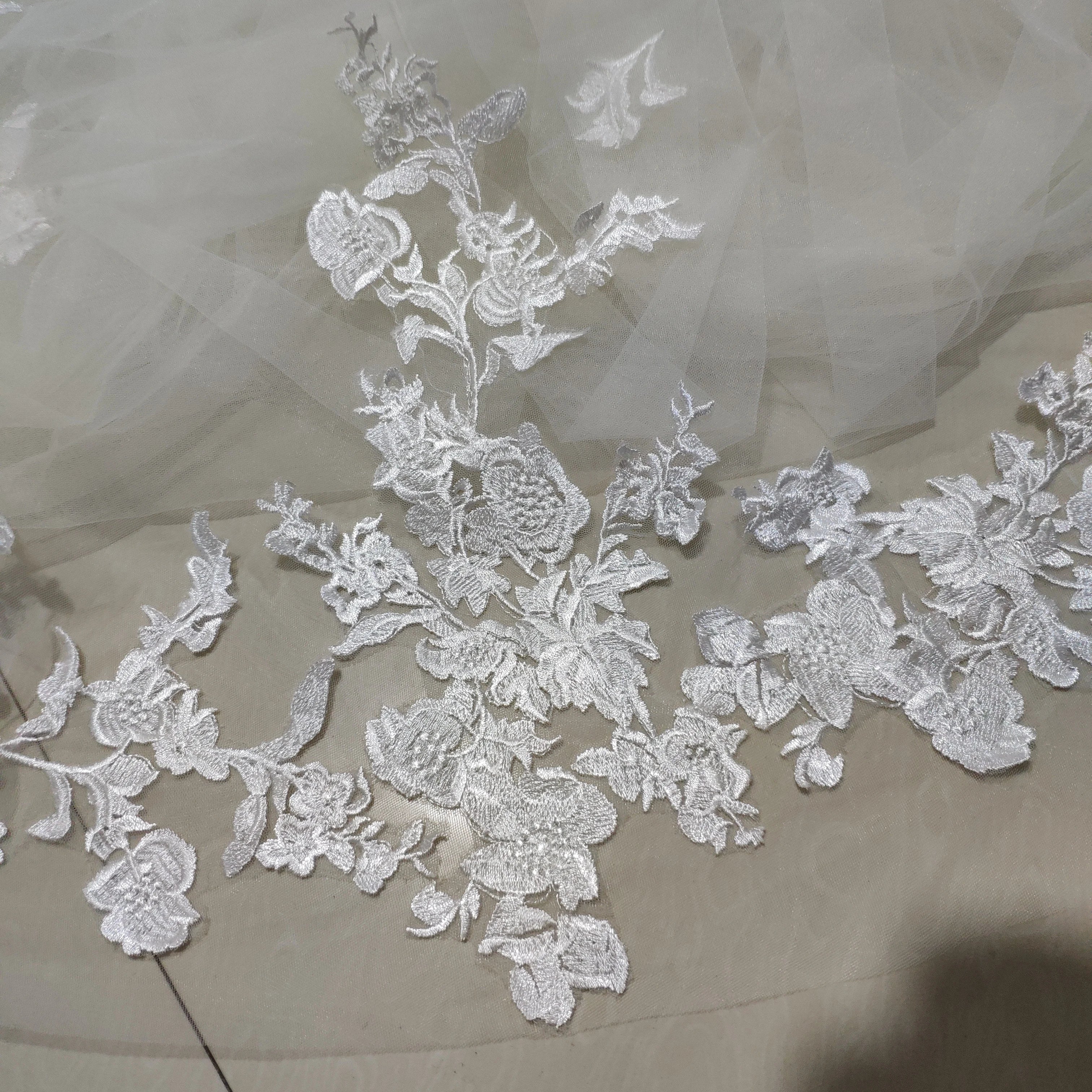 4 Meters 2 Layer Lace Appliqued Wedding Veil Cathedral Blusher Flower Veil with Metal Comb - Image 3