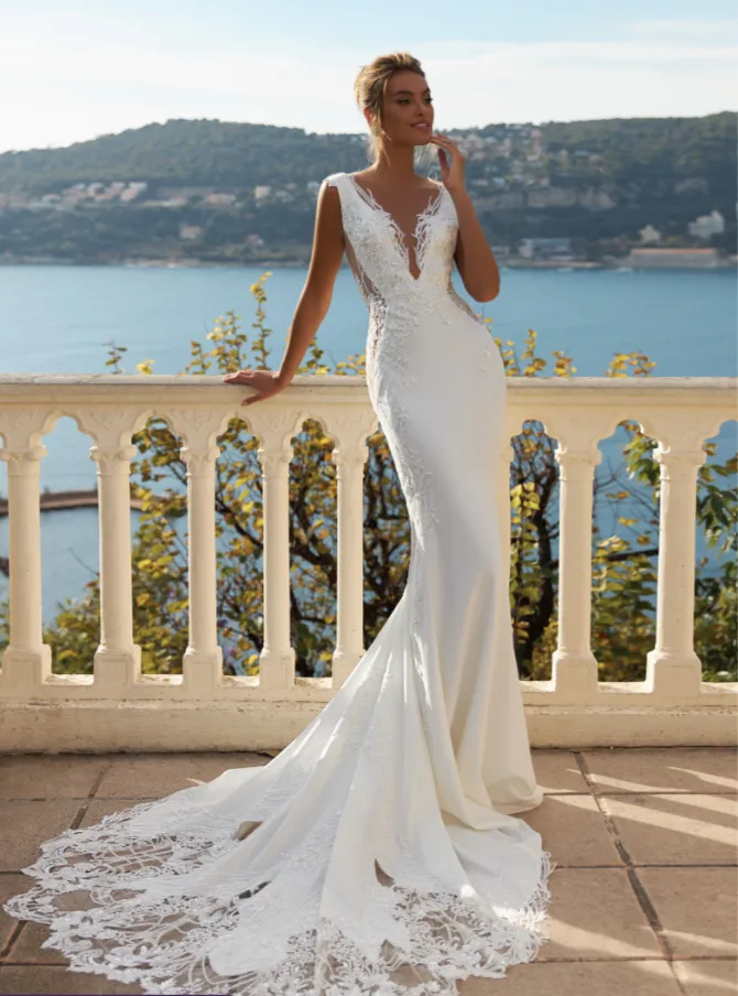 Fitted silhouette Wedding dress. - Image 3