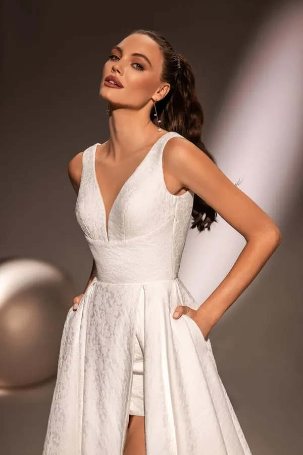 Charming A-Line Wedding Dress with a V-Neckline, Sleeveless Design - Image 3
