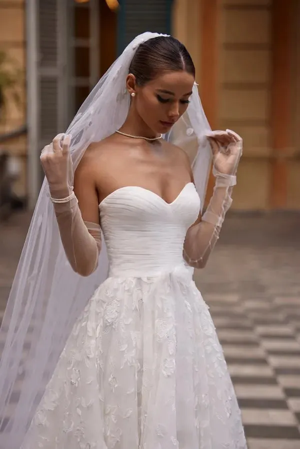 Charming Strapless Wedding Dresses Women Bride Sleeveless Lace Appliques Chapel Train Vestidos De Novia - Image 3