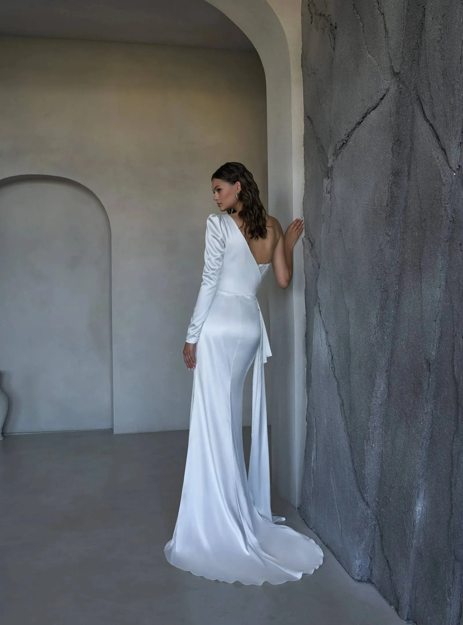 Chic Modern Mermaid Wedding Dress with Strapless Sweetheart Neckline and Exquisite Lace Embellishments - Image 3
