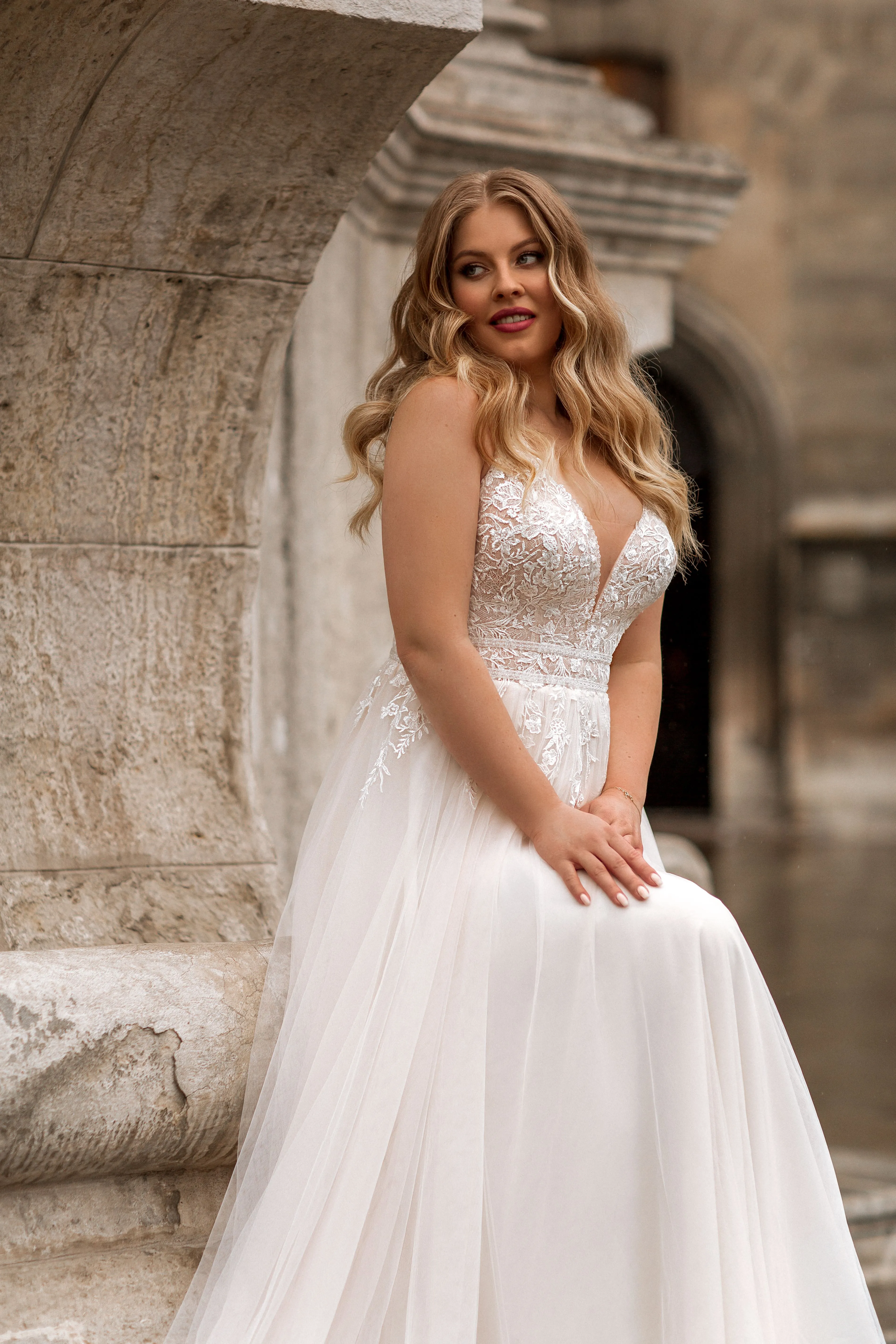 Classic Spaghetti Strap Wedding Dresses Plus Size V-Neck Sleeveless Bride Gowns Applique Sweep Train A-Line Tulle Robe De Mariee - Image 2