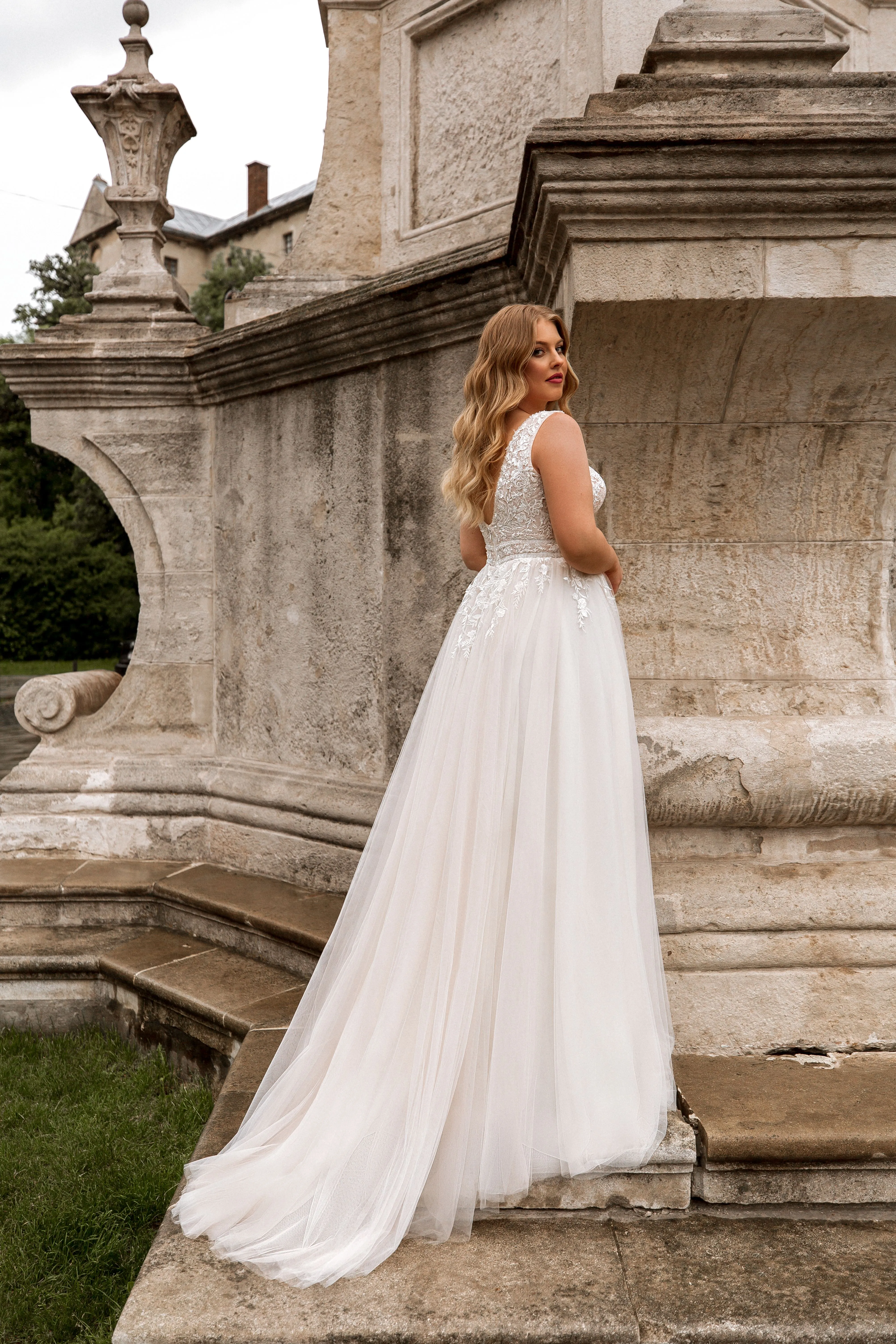 Classic Spaghetti Strap Wedding Dresses Plus Size V-Neck Sleeveless Bride Gowns Applique Sweep Train A-Line Tulle Robe De Mariee - Image 3