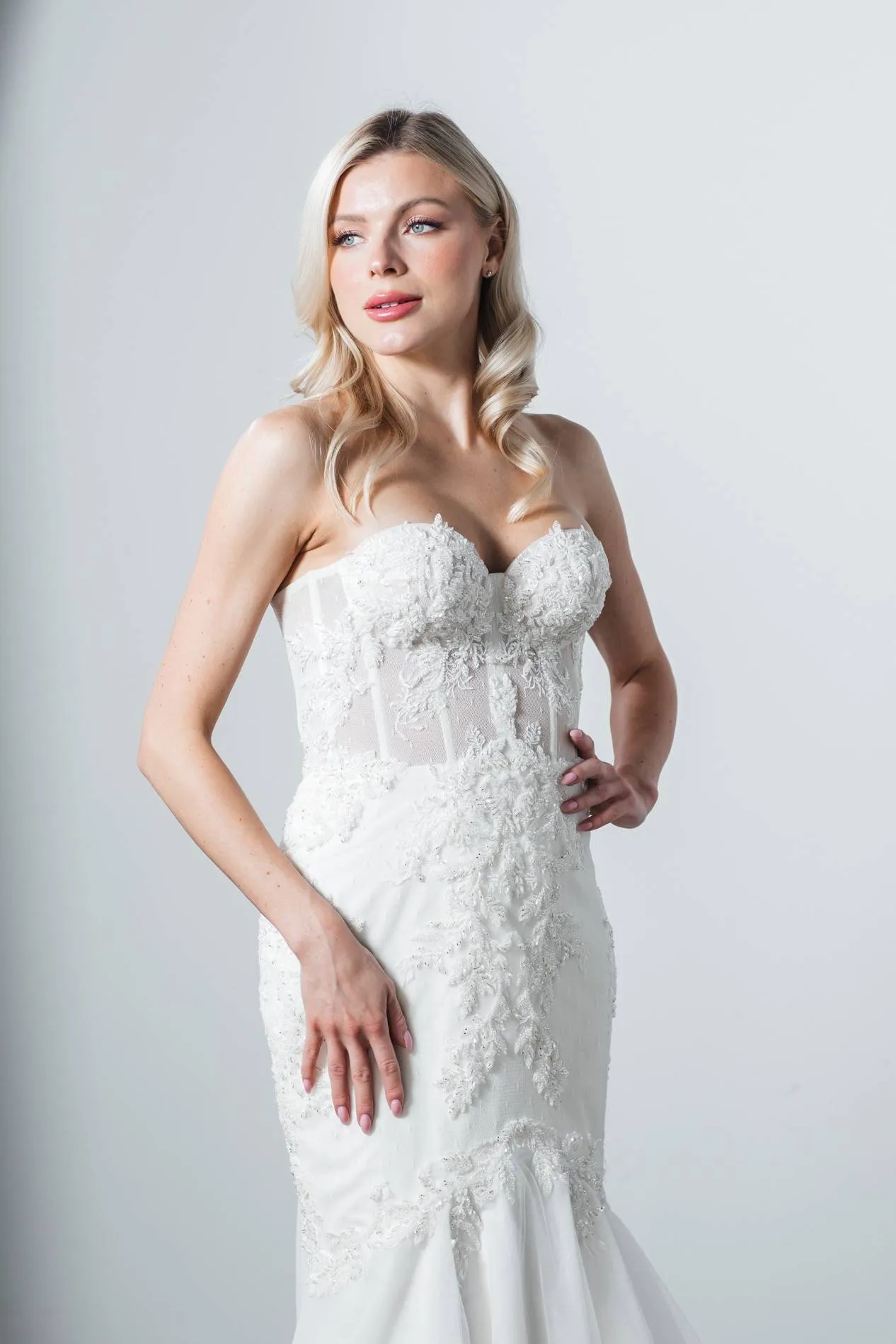 Elegant and Timeless Mermaid Wedding Gown with a Flattering Silhouette, Perfect for a Stunning and Unforgettable Bridal Look - Image 3