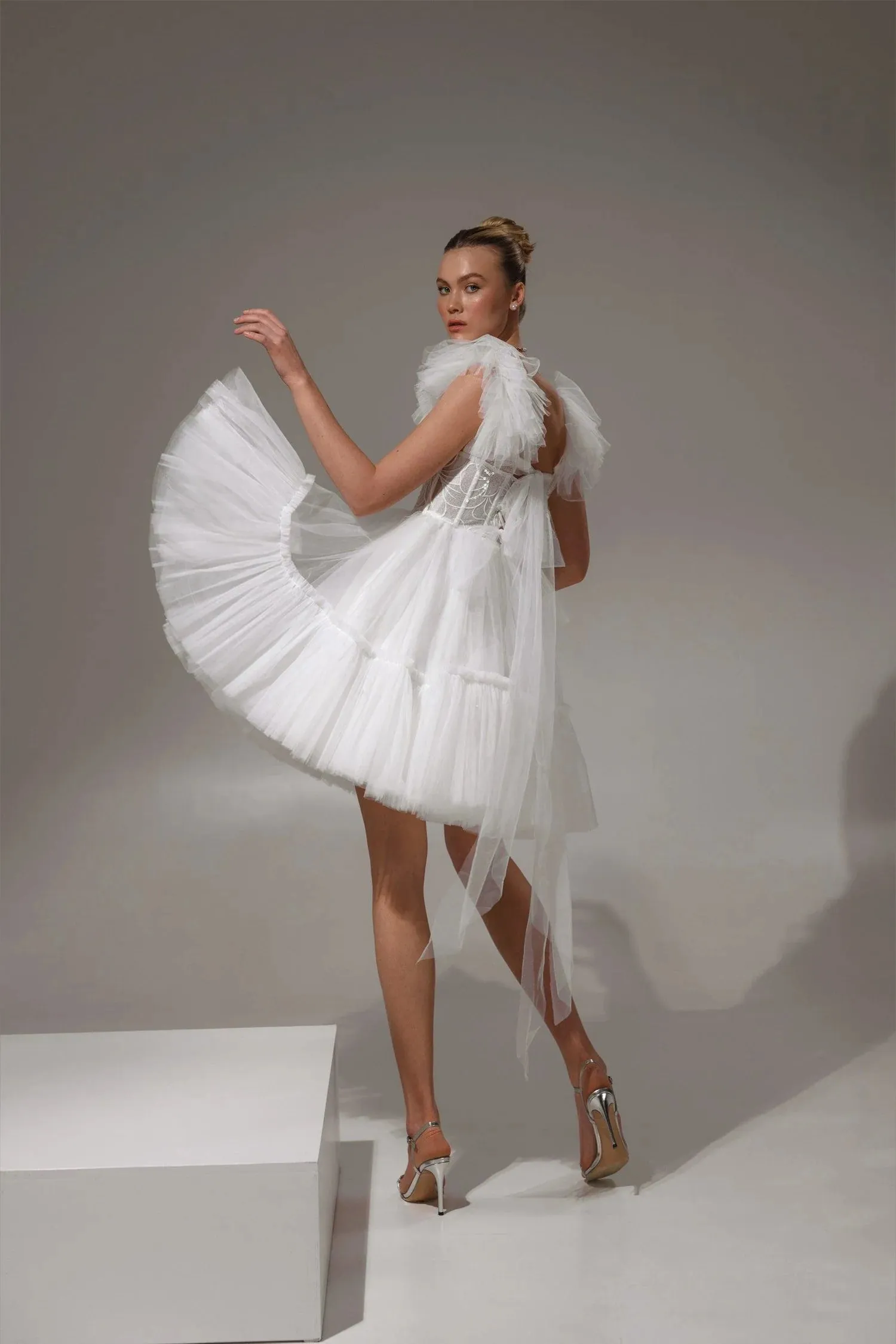 Elegant Glitter Wedding Dresses V-Neck Tiered Ruffles Ruched Sleeveless Bridal Gowns Mini Backless Sparkly Bride Dress - Image 2