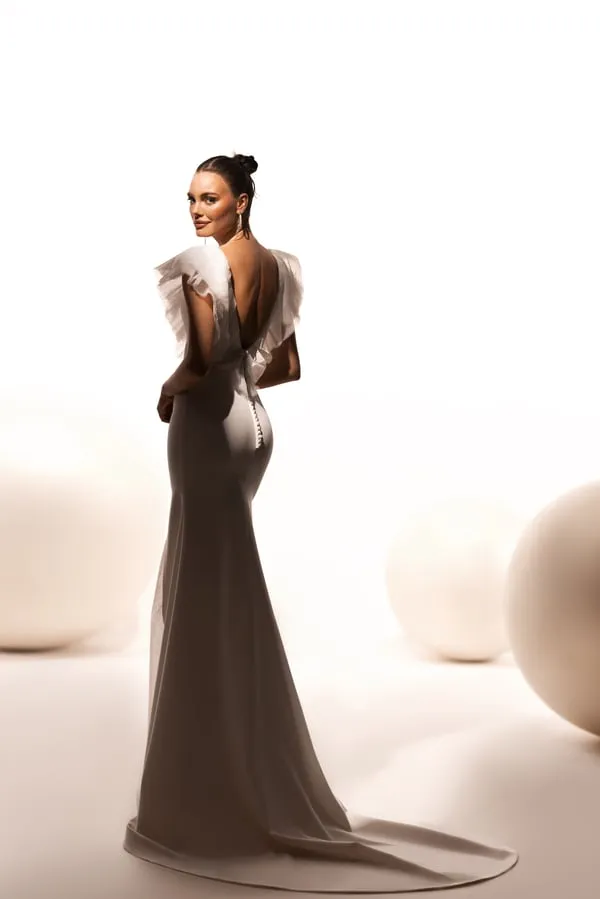 Elegant Mermaid Wedding Dress Showcasing Puffy Sleeves, a Graceful V-Neckline, and Refined Button Embellishments - Image 2