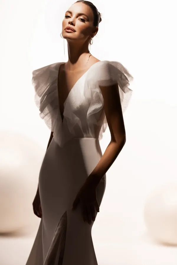 Elegant Mermaid Wedding Dress Showcasing Puffy Sleeves, a Graceful V-Neckline, and Refined Button Embellishments - Image 3
