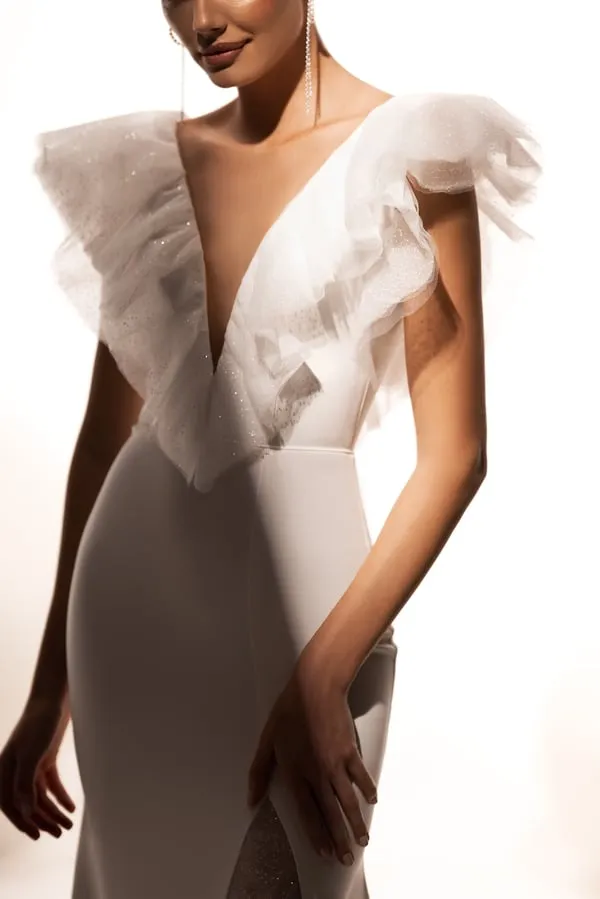 Elegant Mermaid Wedding Dress Showcasing Puffy Sleeves, a Graceful V-Neckline, and Refined Button Embellishments - Image 4