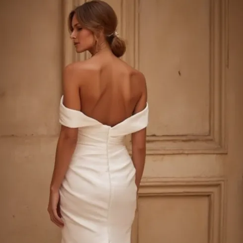 Elegant Mermaid Wedding Dress with a Sleek and Modern Fit - Image 5