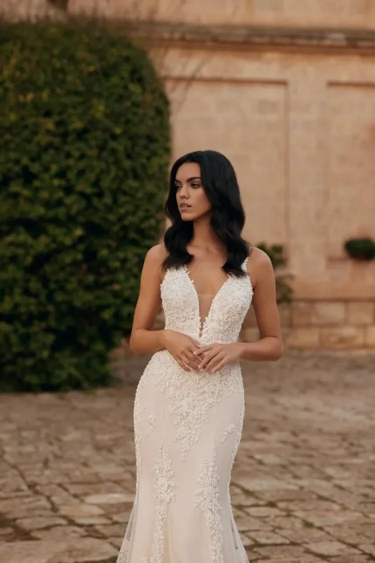 Elegant Sheath Wedding Dress with Strapless V-Neckline, and Natural Waistline for a Stunning Bridal Look - Image 4