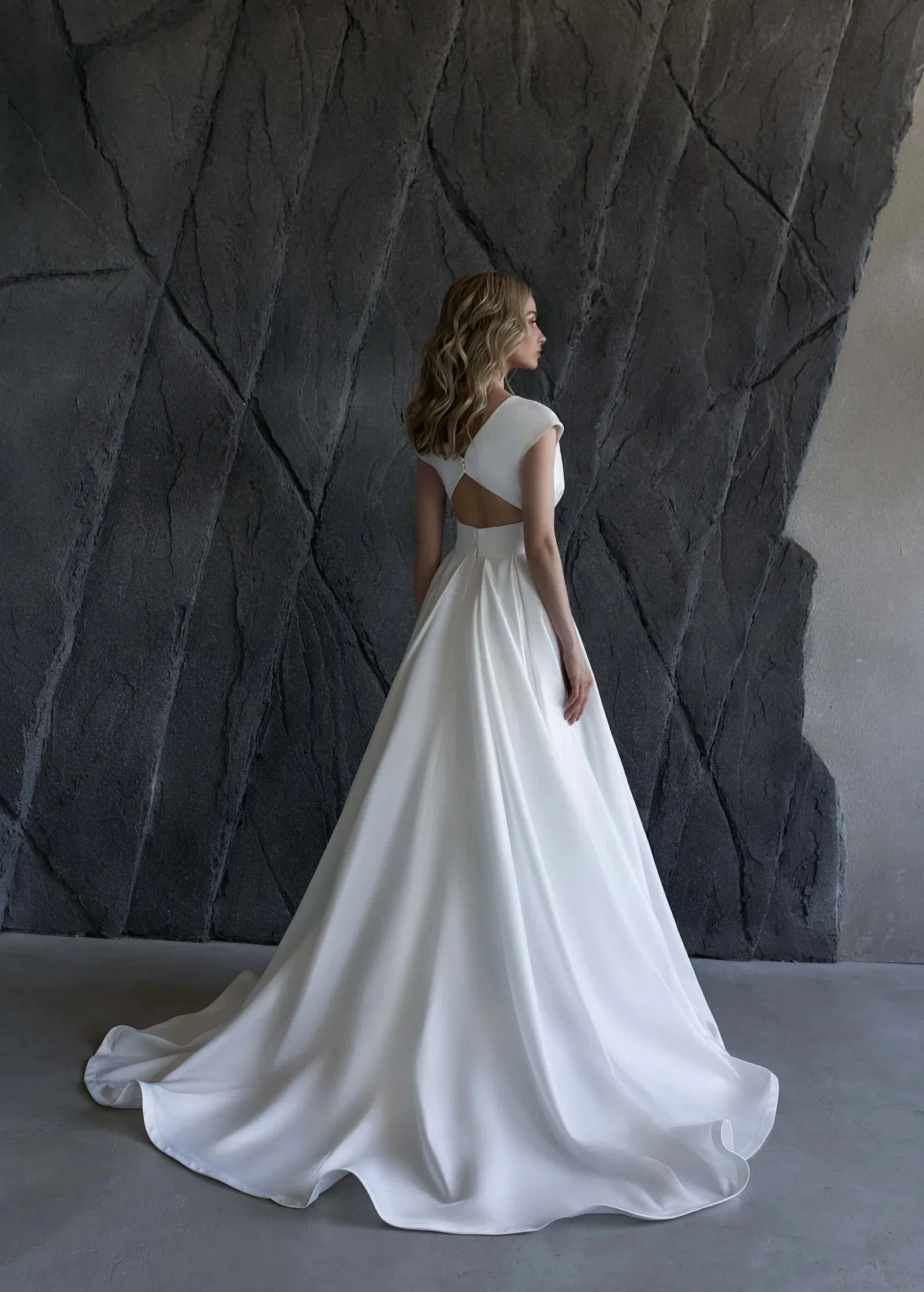 Elegant Simple A-Line Wedding Dress with Strapless Design and V-Neckline for a Stunning Look - Image 2