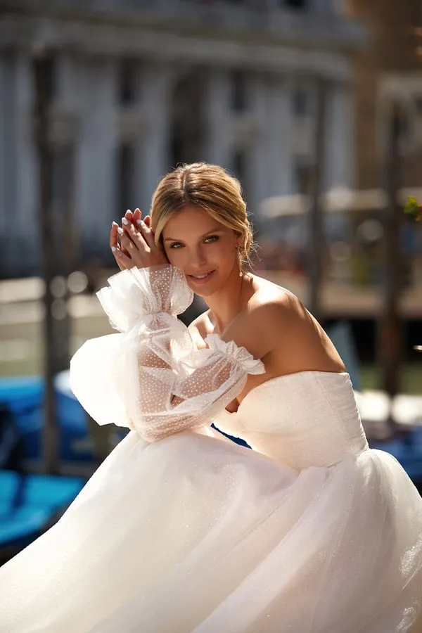 Elegant Wedding Dress with Sweetheart Neckline, Removable Sleeves, and Separate Sleeve Embellishments, Featuring a Natural Waistline for a Stunning Bridal Look - Image 3