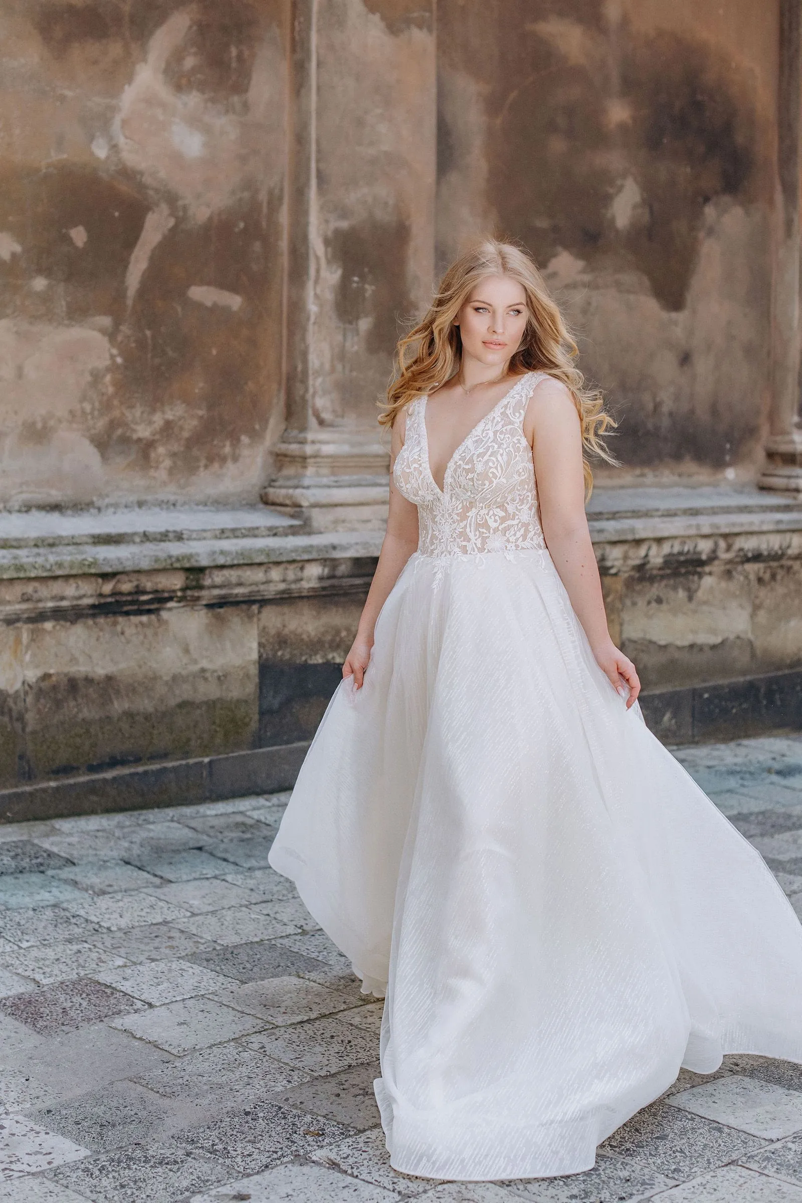 Elegant Wedding Dresses Plus Size V Neck Sleeveless Bride Gowns Applique Back Zipper Sweep Train A-Line Tulle Vestidos De Novia