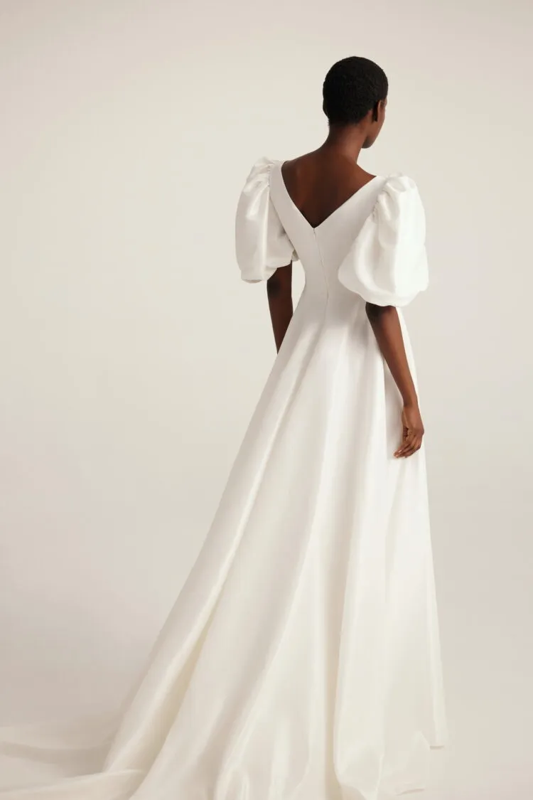 Elegant Wedding Gown with a Flattering Silhouette, Luxurious Details, and Timeless Charm for a Show-Stopping Bridal Look - Image 2
