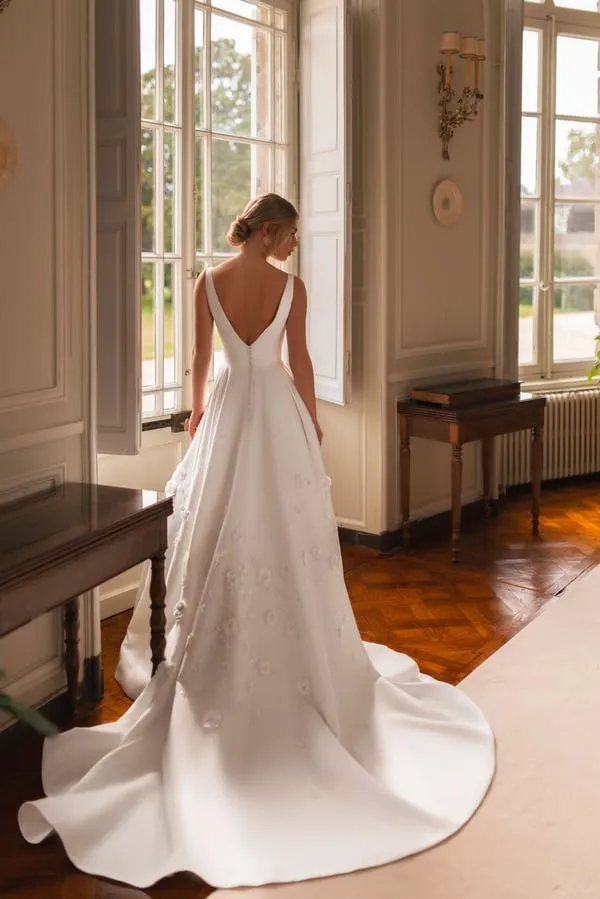 Exquisite A-line Appliques Wedding Dresses Ladies Court Train Open Back Sleeveless V-neck Corset Bridal Dresses Custom - Image 3