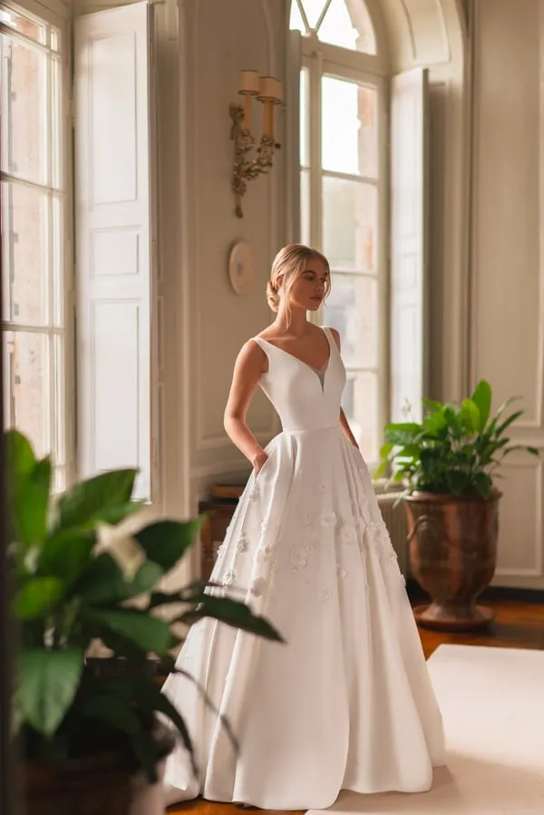 Exquisite A-line Appliques Wedding Dresses Ladies Court Train Open Back Sleeveless V-neck Corset Bridal Dresses Custom - Image 4