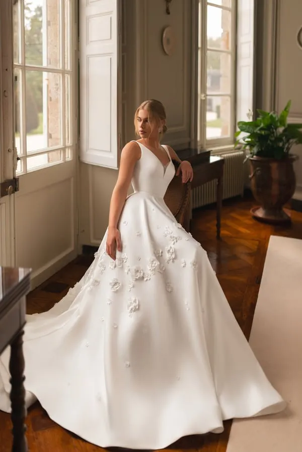 Exquisite A-line Appliques Wedding Dresses Ladies Court Train Open Back Sleeveless V-neck Corset Bridal Dresses Custom - Image 5
