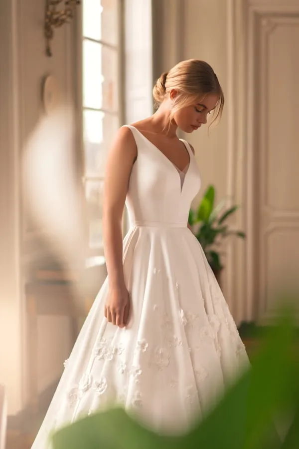Exquisite A-line Appliques Wedding Dresses Ladies Court Train Open Back Sleeveless V-neck Corset Bridal Dresses Custom - Image 7