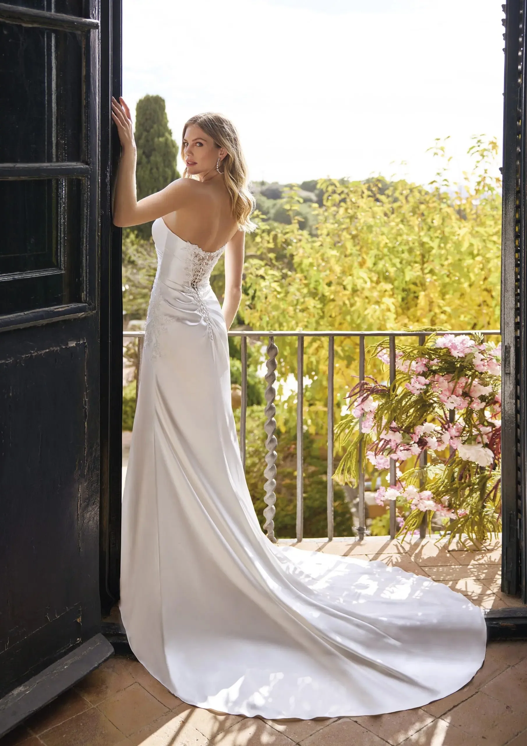 Strapless Mermaid Dress in Shiny Satin with Sexy Leg Slit Vestido De Novia Bridal Gown Court Train Modern Mermaid Bow Wedding Dress Princess Satin - Image 2