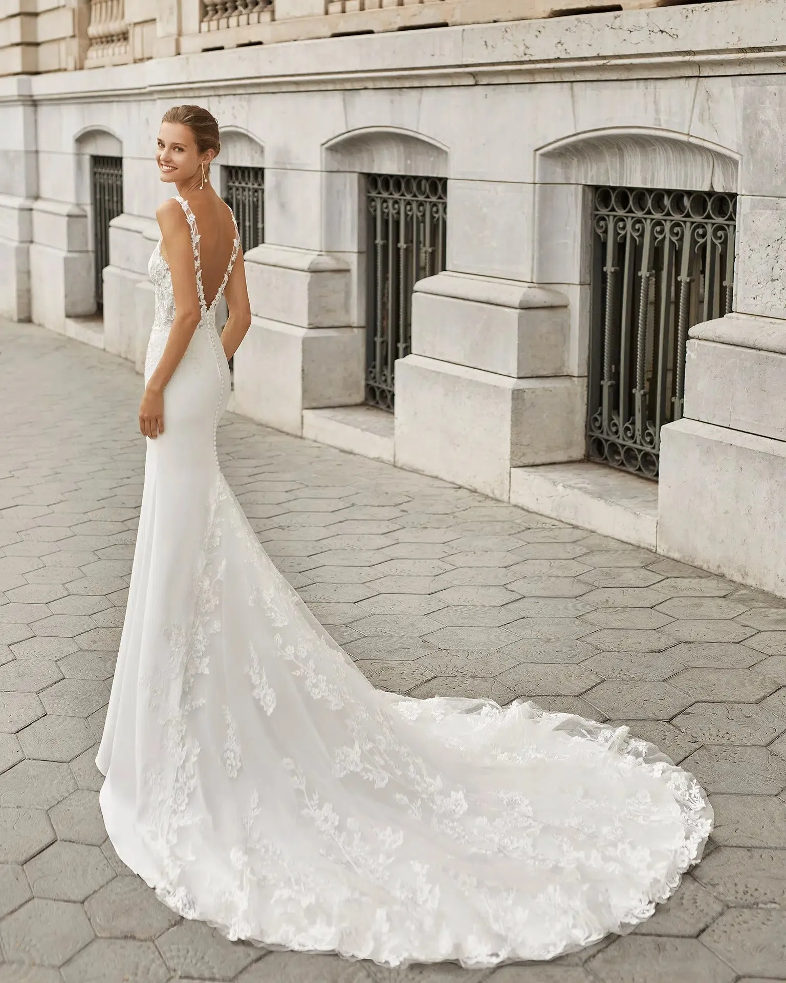 Mermaid Wedding Dress in Crepe with V-Neckline Vestido De Novia Bridal Gown Bow Satin Court Train Mermaid Satin Modern Princess - Image 2