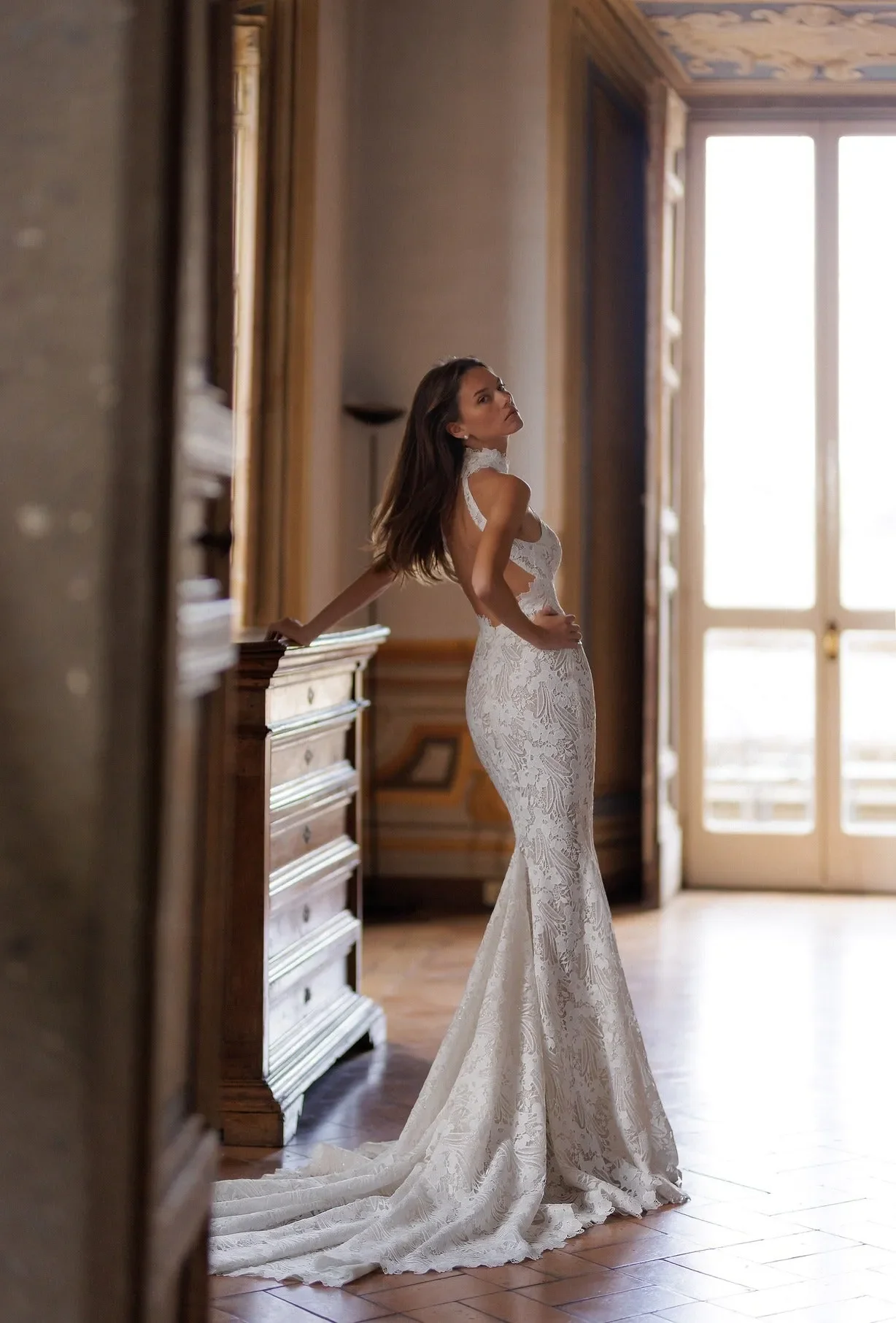 Sleeveless turtleneck top with mermaid tail skirt made of guipure-lace featuring floral ornament all over the dress. - Image 3
