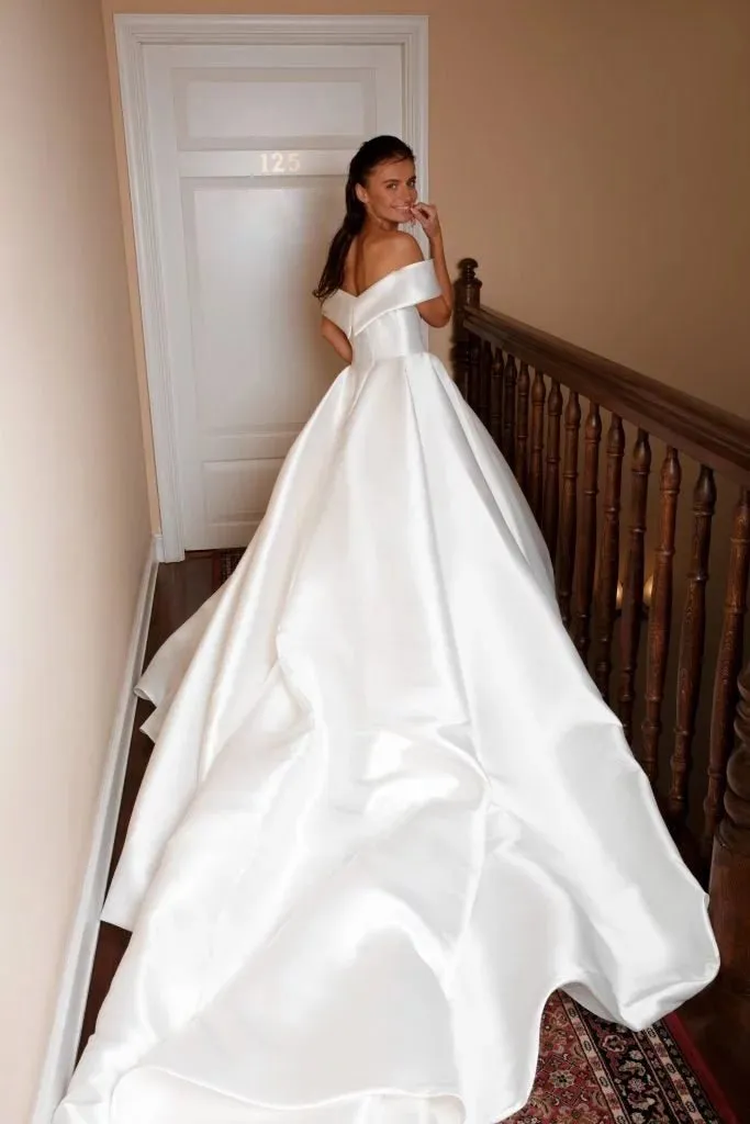 Minimalist A-Line Bride's Dress with Straps and V-Neckline for a Timeless and Elegant Bridal Look - Image 2