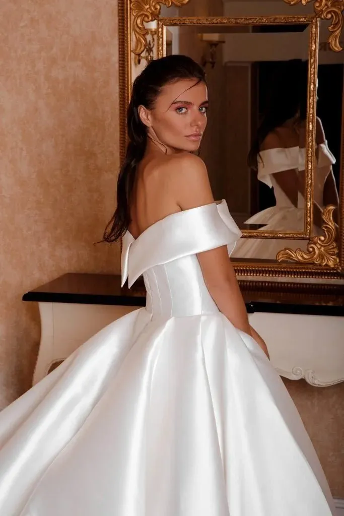 Minimalist A-Line Bride's Dress with Straps and V-Neckline for a Timeless and Elegant Bridal Look - Image 3
