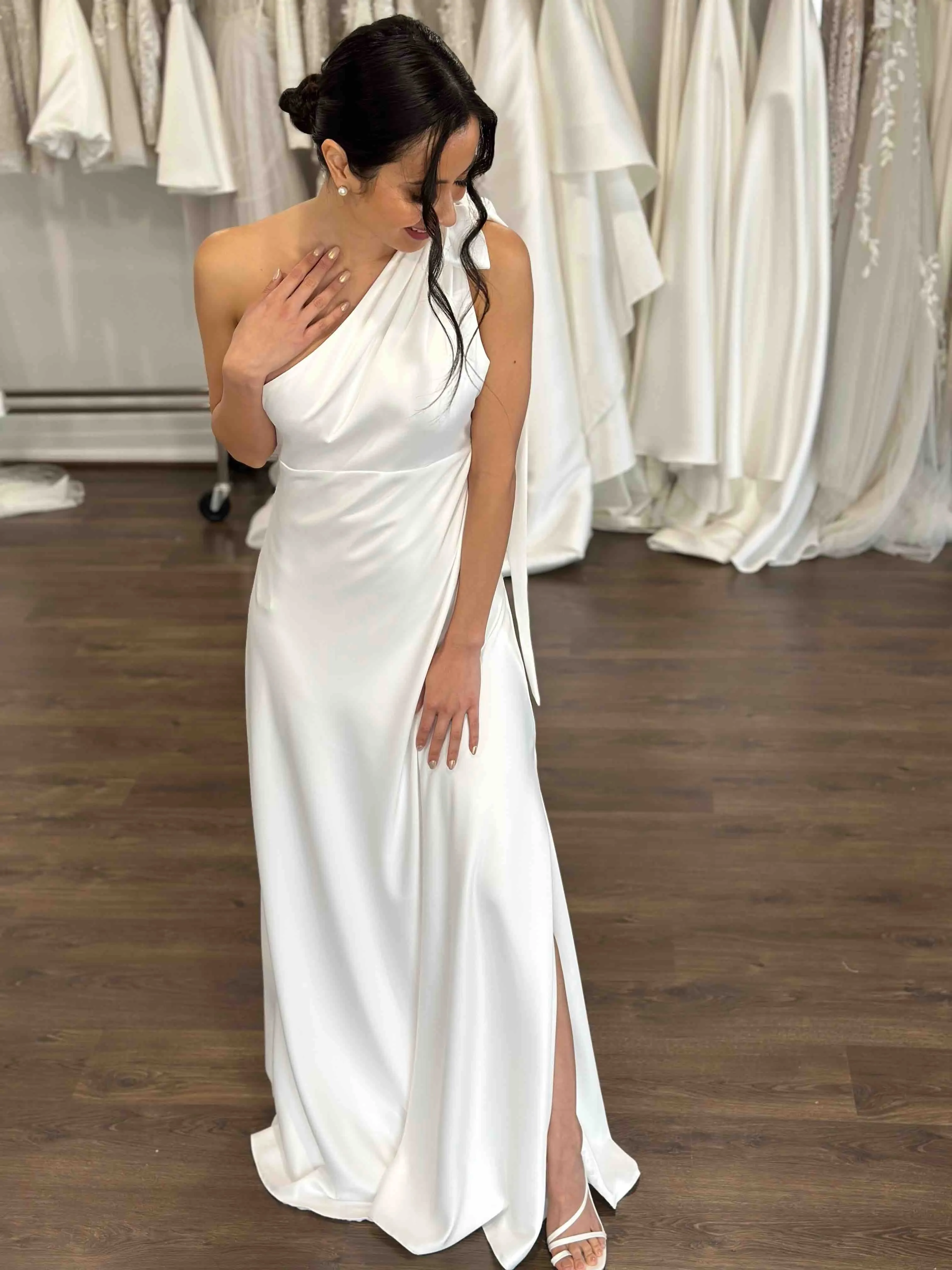 One-shoulder neckline with Side Skirt split Wedding Dress Court Train Dress Bridal Gown Vestido De Novia Satin Skirt Bow - Image 3