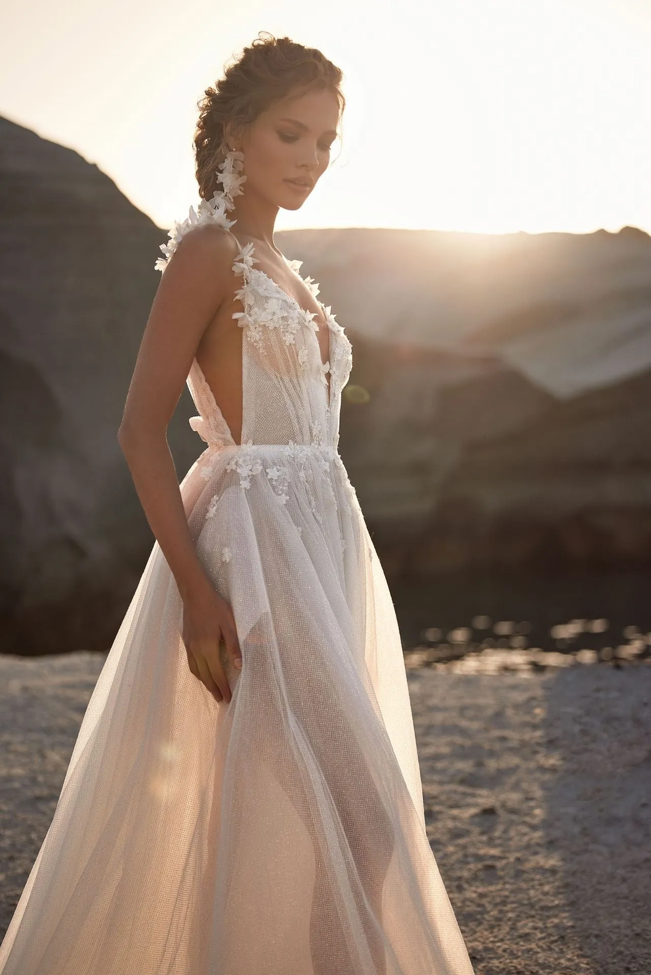 Dreamy Wedding Gown on Straps Adorned with Volumetric Flowers Vestido De Novia Mermaid Bow Satin Bridal Gown Modern Court Train Princess Wedding Dress - Image 2