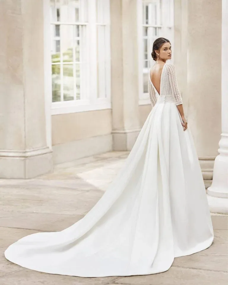 Romantic Long-Sleeve A-Line Wedding Gown with Graceful V-Neckline and Exquisite Lace Detailing for a Timeless Bridal Look - Image 2