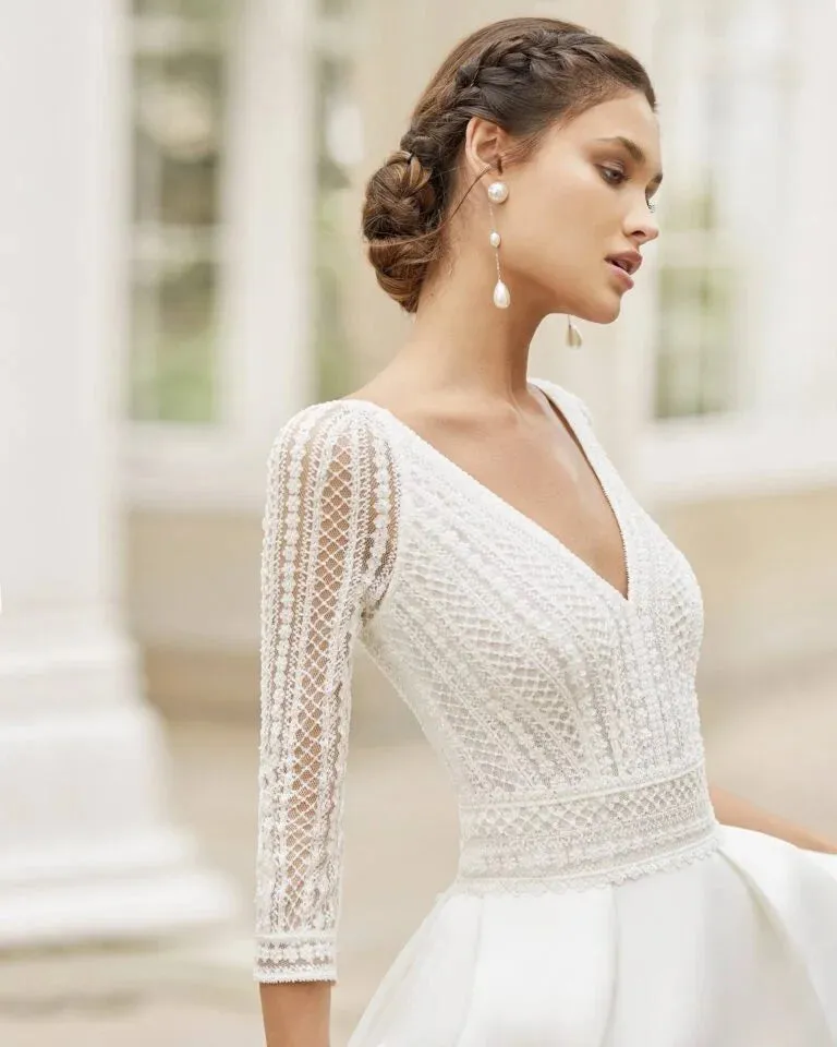 Romantic Long-Sleeve A-Line Wedding Gown with Graceful V-Neckline and Exquisite Lace Detailing for a Timeless Bridal Look - Image 3