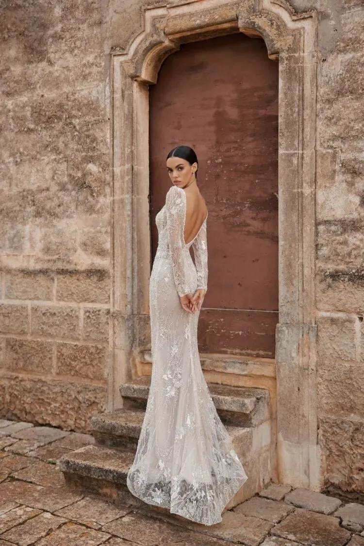 Romantic Long-Sleeve Mermaid Wedding Dress – V-Neck Design with Pearl Embellishments and a Natural Waistline for an Elegant Bridal Look - Image 3