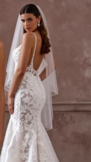 Sexy Mermaid Wedding Dress with a Deep V-Neck for a Bold Bridal Style - Image 5