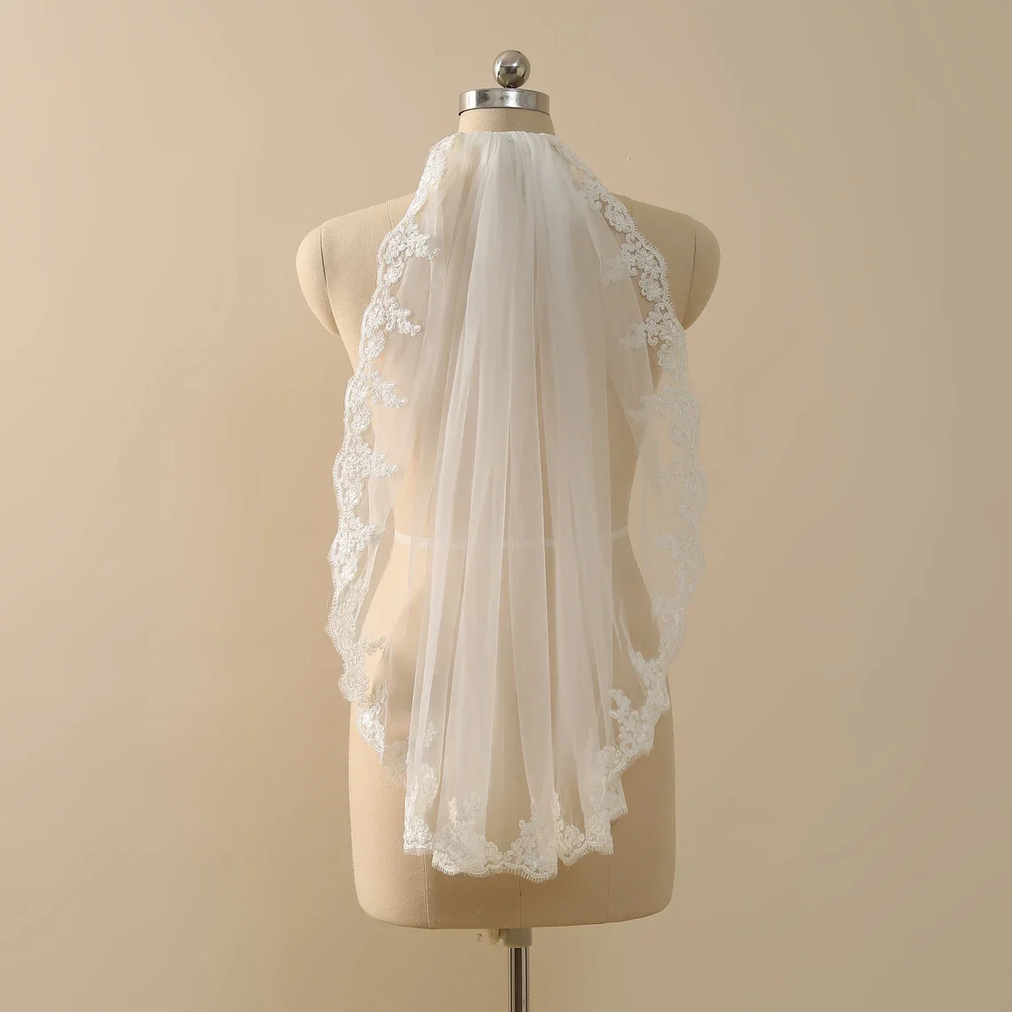 Short Bridal Veil Lace Tulle Wedding Veil in White , Off-white , Ivory - Image 2