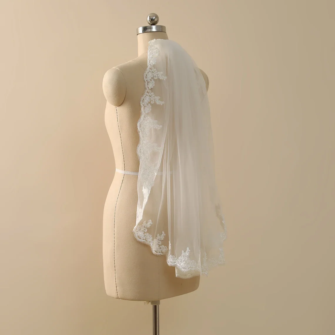 Short Bridal Veil Lace Tulle Wedding Veil in White , Off-white , Ivory - Image 4