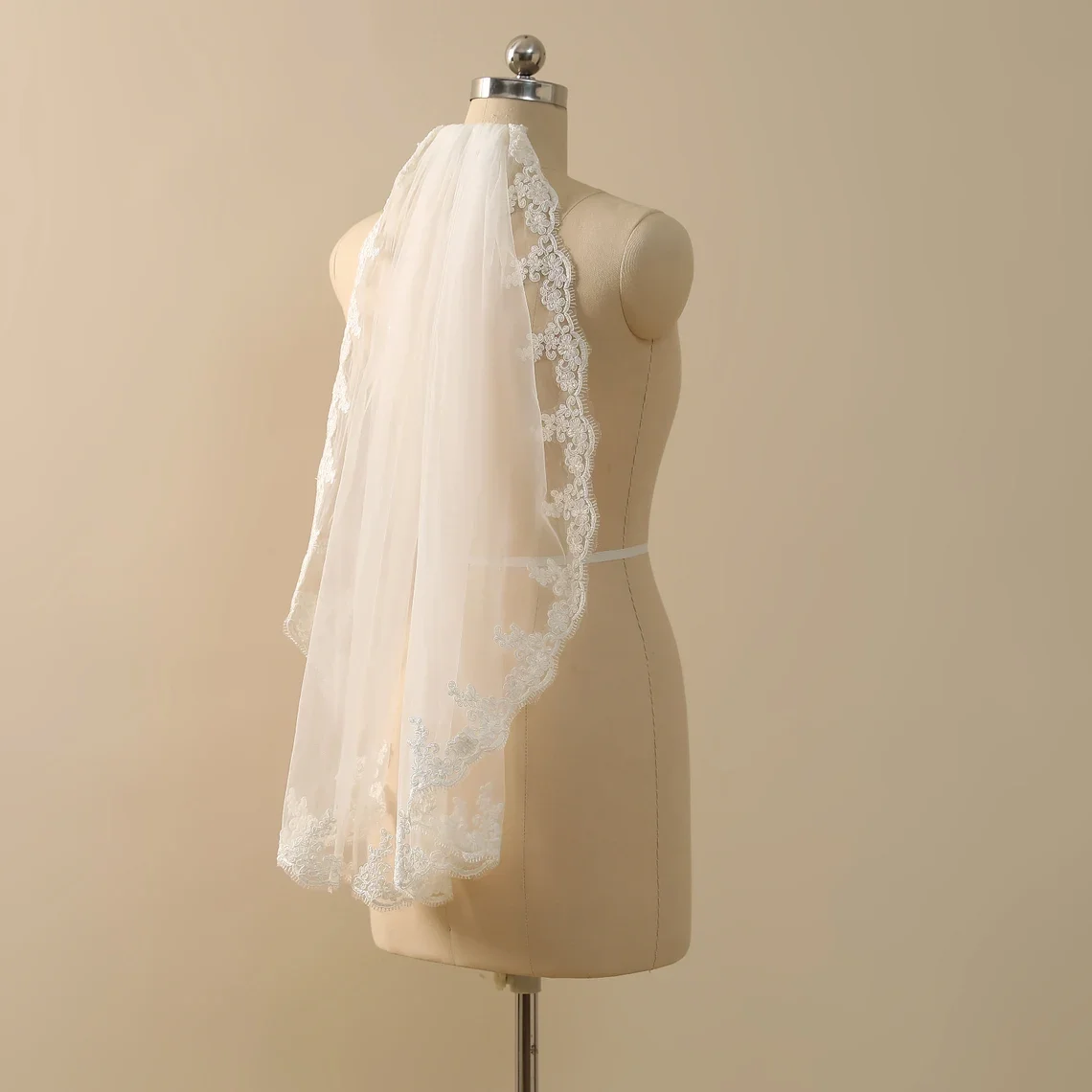 Short Bridal Veil Lace Tulle Wedding Veil in White , Off-white , Ivory - Image 5