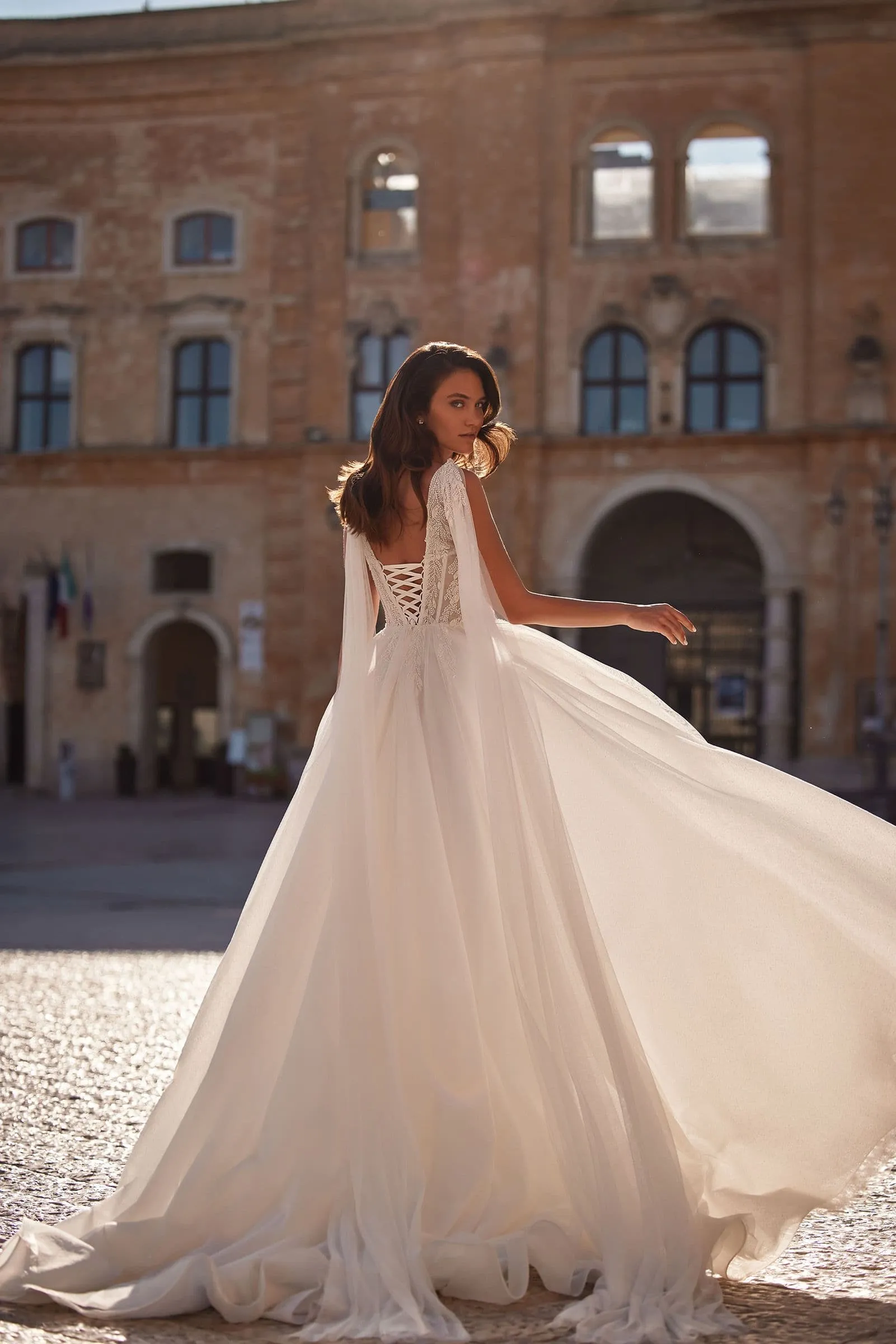 Vintage A-line Wedding Gown for Bride Cape Scoop Neck Appliques Lacing Up Pleat Robe De Mariee - Image 2